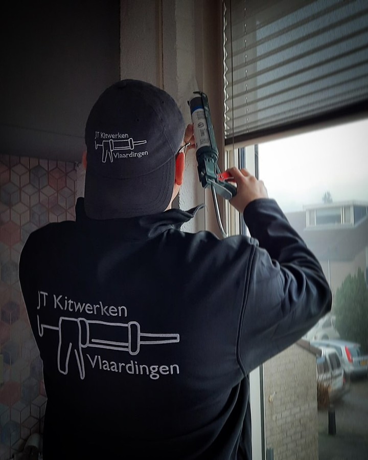 Geborduurde kleding met logo en tekst door Borduurstudio Friesland.